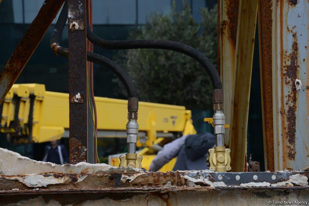 Explosion occurs in front of Flame Towers in Baku (PHOTO/VIDEO)
