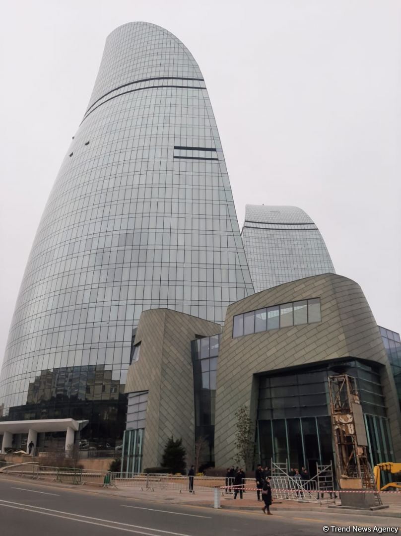 Explosion occurs in front of Flame Towers in Baku (PHOTO/VIDEO)