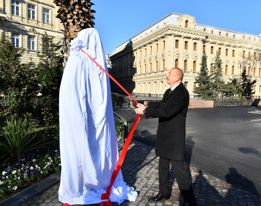 President Ilham Aliyev unveils monument to philanthropist Haji Zeynalabdin Taghiyev in Baku (PHOTO/VIDEO)