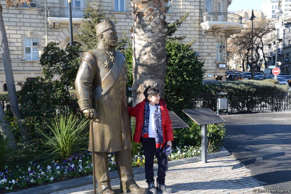 Baku residents express their gratitude to President Ilham Aliyev for highly appreciating activity of Haji Zeynalabdin Taghiyev (PHOTO/VIDEO)