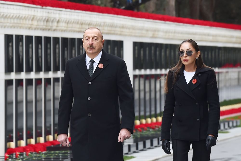 President Ilham Aliyev and First Lady Mehriban Aliyeva visit Alley of Martyrs on 32nd anniversary of 20 January tragedy (PHOTO/VIDEO)