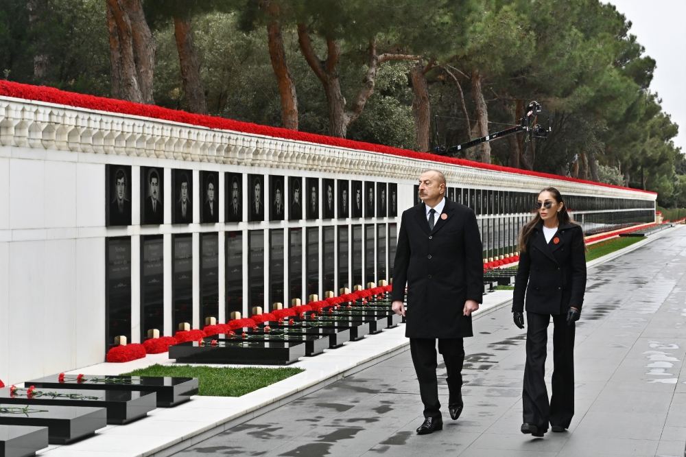 President Ilham Aliyev and First Lady Mehriban Aliyeva visit Alley of Martyrs on 32nd anniversary of 20 January tragedy (PHOTO/VIDEO)