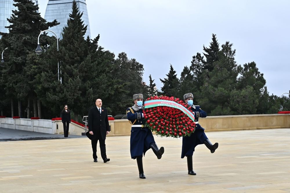 President Ilham Aliyev and First Lady Mehriban Aliyeva visit Alley of Martyrs on 32nd anniversary of 20 January tragedy (PHOTO/VIDEO)