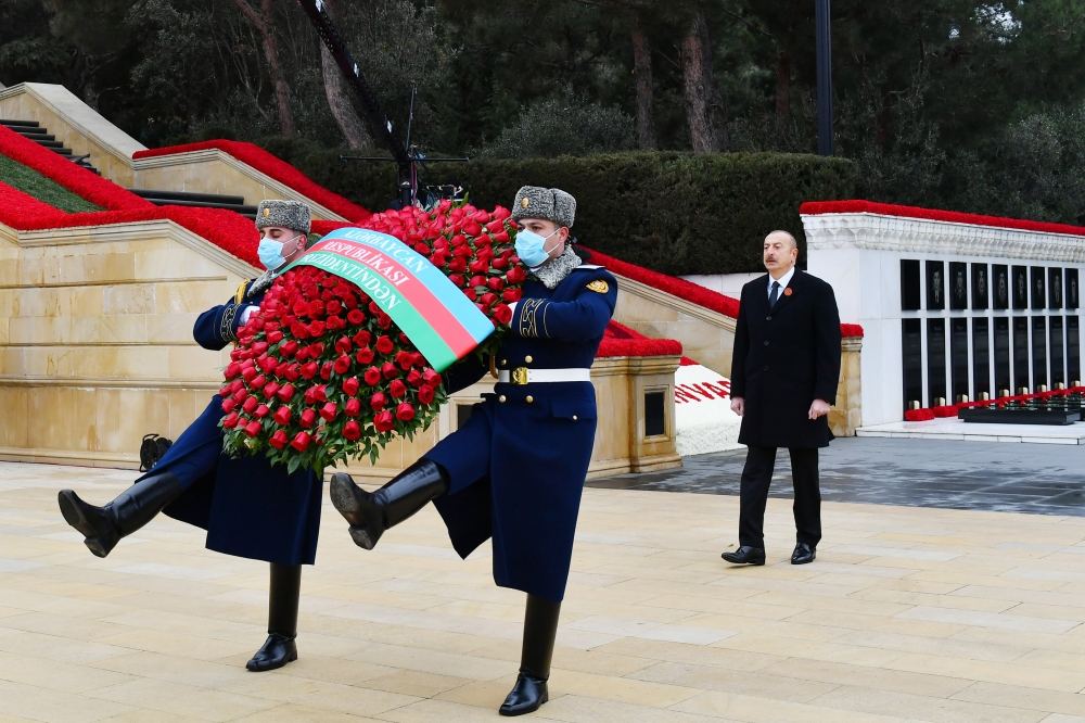 President Ilham Aliyev and First Lady Mehriban Aliyeva visit Alley of Martyrs on 32nd anniversary of 20 January tragedy (PHOTO/VIDEO)