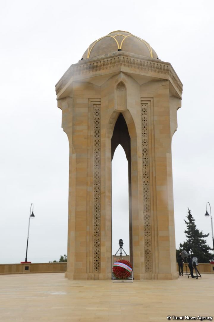 Azerbaijani people honor memory of victims of January 20 tragedy (PHOTO/VIDEO)