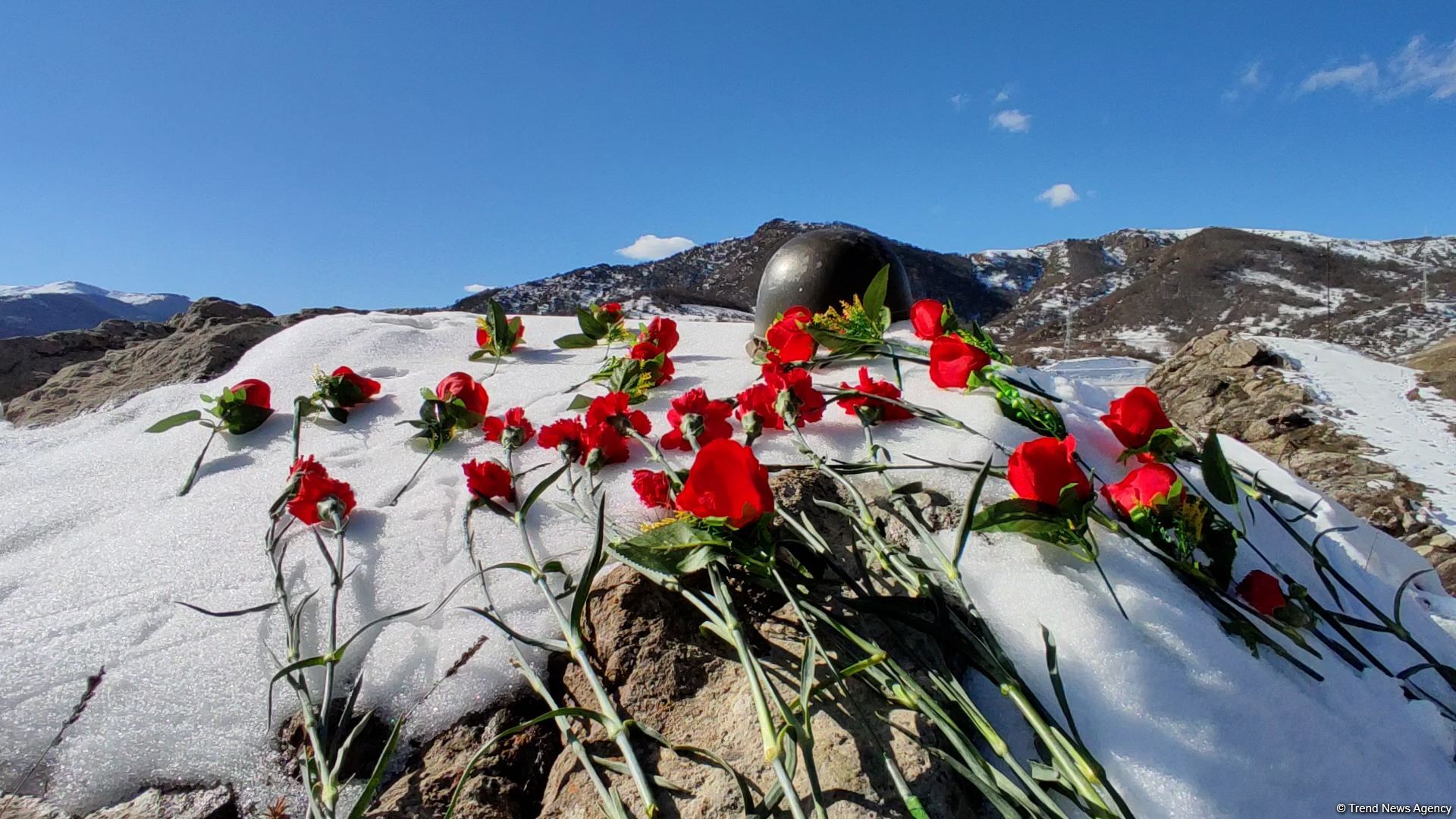 Azerbaijan's servicemen honor memory of martyrs in Dashalty village of liberated Shusha - Trend TV (PHOTO/VIDEO)