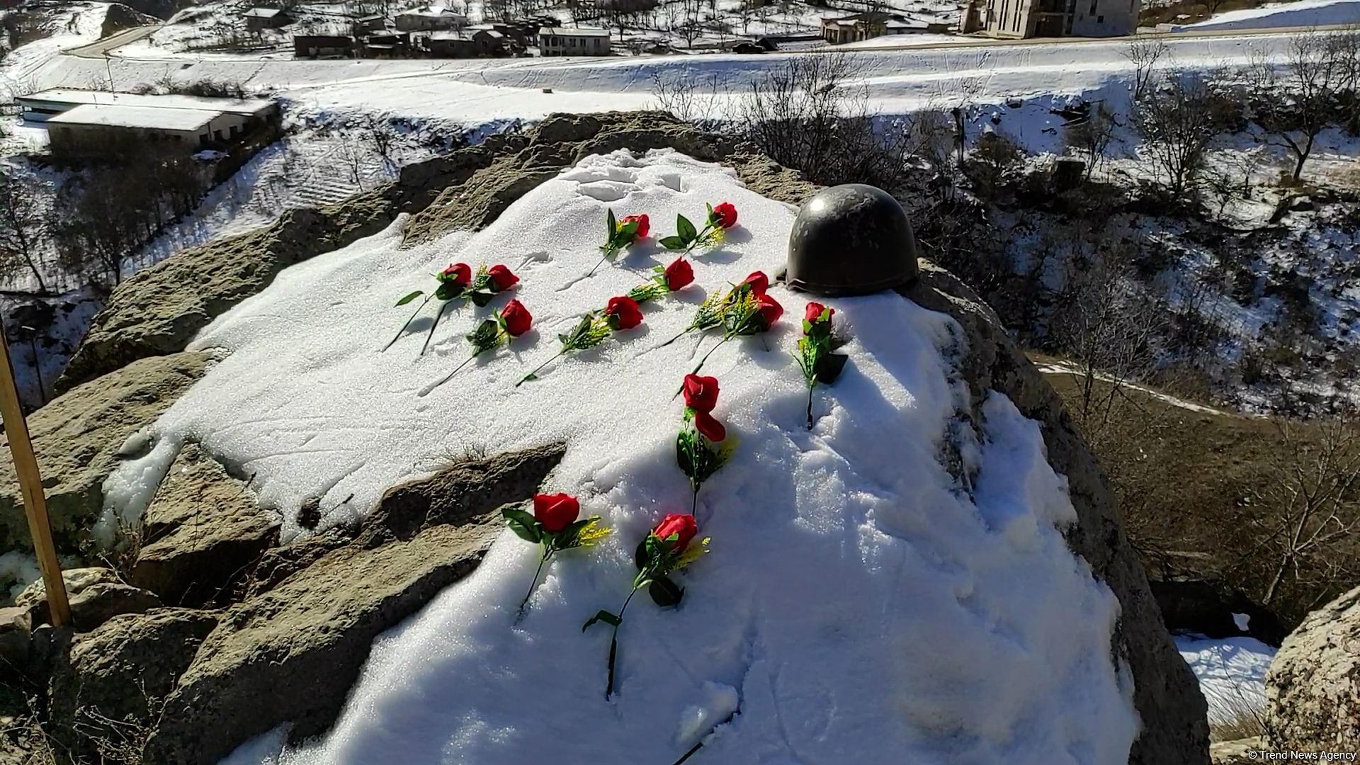 Azerbaijan's servicemen honor memory of martyrs in Dashalty village of liberated Shusha - Trend TV (PHOTO/VIDEO)