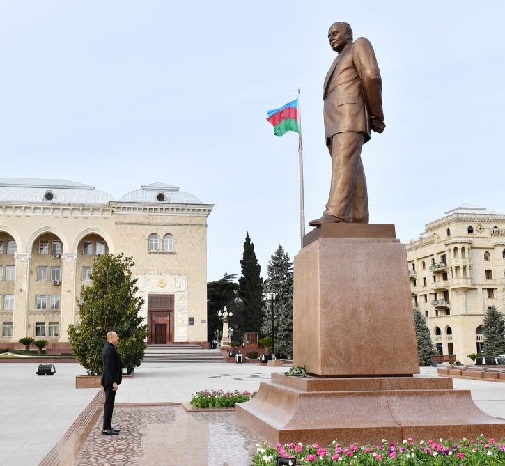 President Ilham Aliyev visits monument to national leader Heydar Aliyev in Ganja (PHOTO/VIDEO)