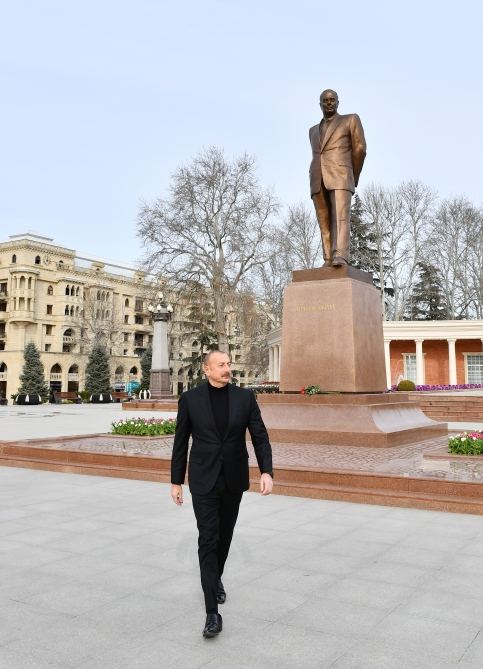 President Ilham Aliyev visits monument to national leader Heydar Aliyev in Ganja (PHOTO/VIDEO)