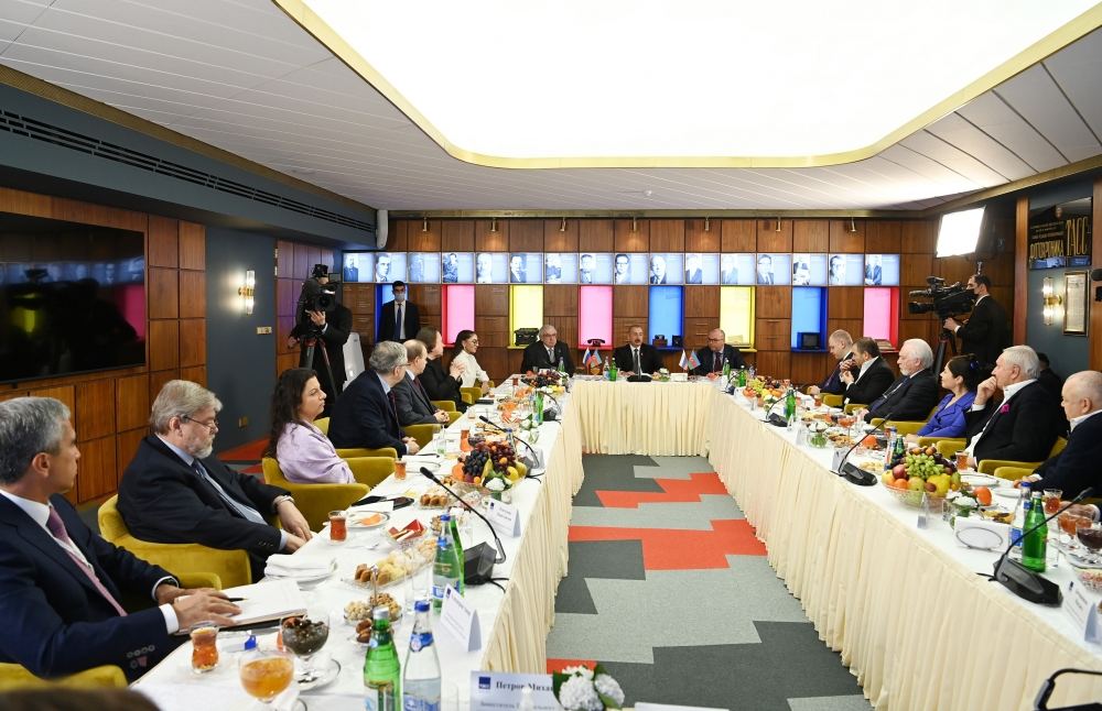 President Ilham Aliyev, First Lady Mehriban Aliyeva meet with leaders of Russia’s top mass media at TASS headquarters (PHOTO/VIDEO)
