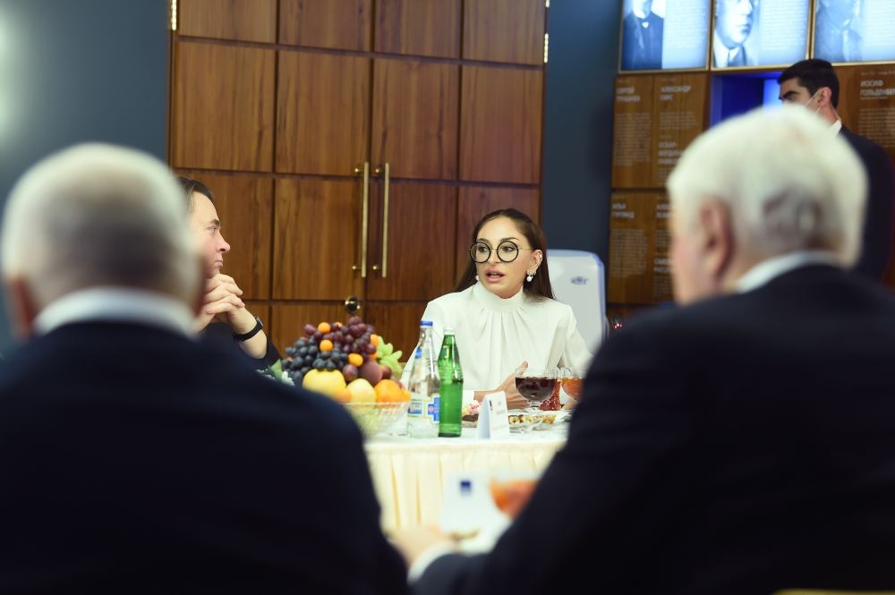 President Ilham Aliyev, First Lady Mehriban Aliyeva meet with leaders of Russia’s top mass media at TASS headquarters (PHOTO/VIDEO)