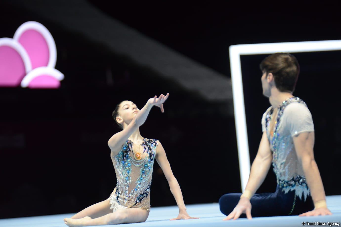 Azerbaijani gymnasts demonstrate balance exercise at World Championships in Baku (PHOTO)