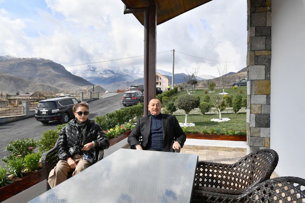 President Ilham Aliyev and First Lady Mehriban Aliyeva view restoration work carried out in individual house in Sugovushan settlement (VIDEO)