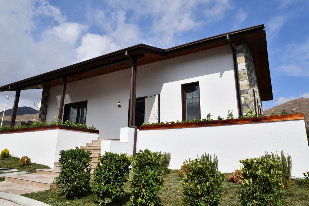President Ilham Aliyev and First Lady Mehriban Aliyeva view restoration work carried out in individual house in Sugovushan settlement (VIDEO)