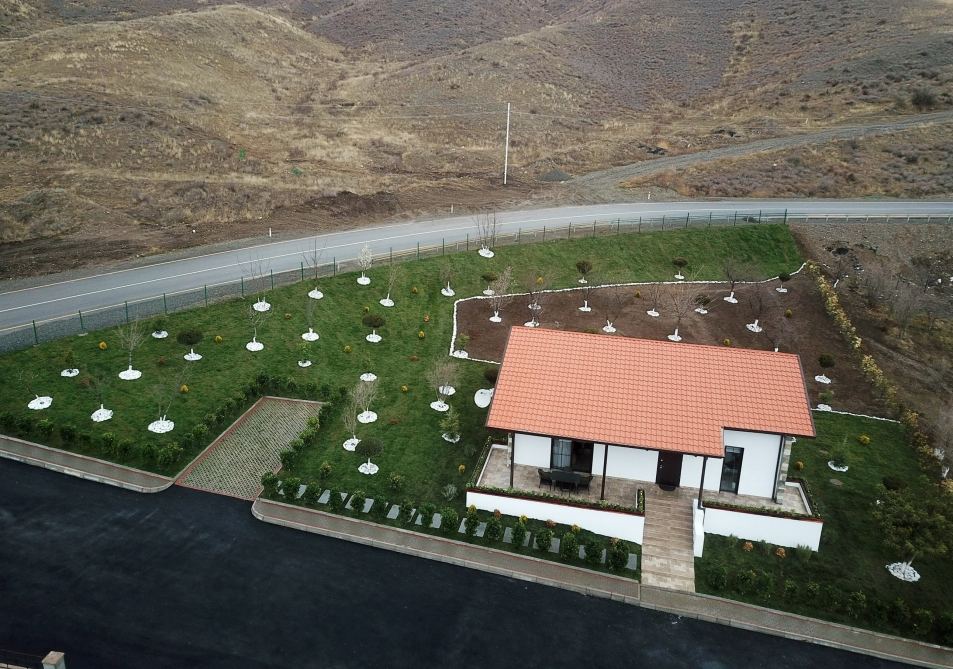 President Ilham Aliyev and First Lady Mehriban Aliyeva view restoration work carried out in individual house in Sugovushan settlement (VIDEO)