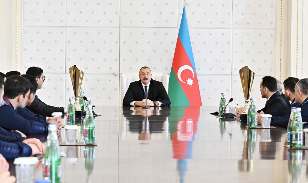 President Ilham Aliyev receives members of Azerbaijani national team participating in European Wrestling Championships in Hungary (PHOTO/VIDEO)