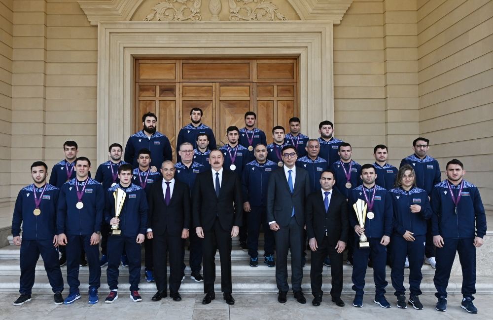 President Ilham Aliyev receives members of Azerbaijani national team participating in European Wrestling Championships in Hungary (PHOTO/VIDEO)