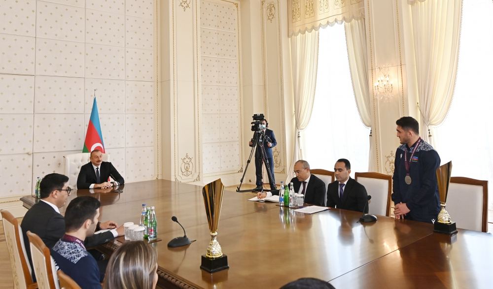 President Ilham Aliyev receives members of Azerbaijani national team participating in European Wrestling Championships in Hungary (PHOTO/VIDEO)