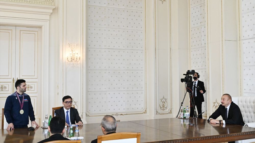 President Ilham Aliyev receives members of Azerbaijani national team participating in European Wrestling Championships in Hungary (PHOTO/VIDEO)