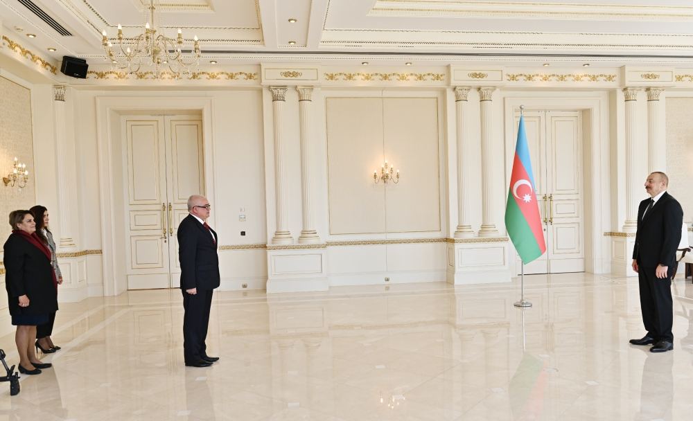 President Ilham Aliyev receives credentials of incoming ambassador of Cuba (PHOTO/VIDEO)