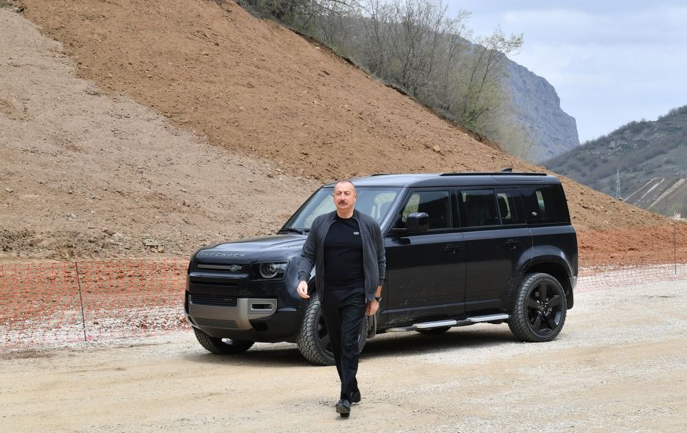 President Ilham Aliyev views construction of Ahmadbayli-Fuzuli-Shusha highway (PHOTO/VIDEO)