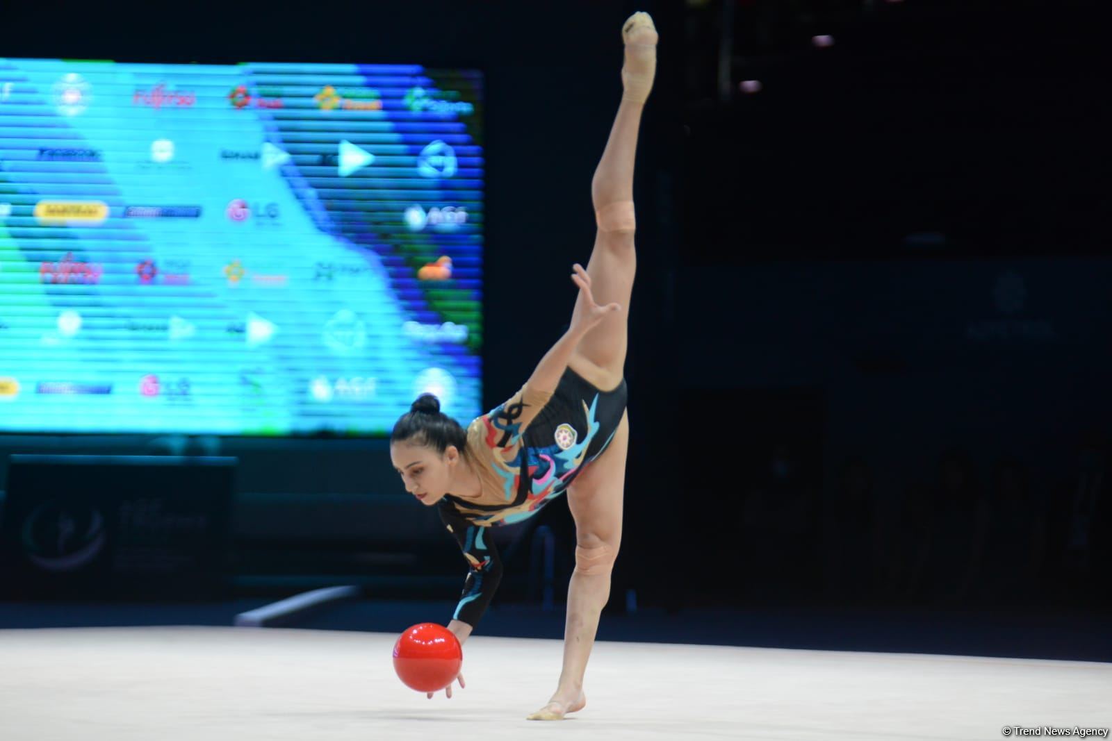 Azerbaijani athlete leading in ball exercises at FIG Rhythmic Gymnastics World Cup in Baku (PHOTO)