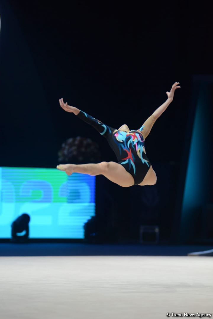 Azerbaijani athlete leading in ball exercises at FIG Rhythmic Gymnastics World Cup in Baku (PHOTO)