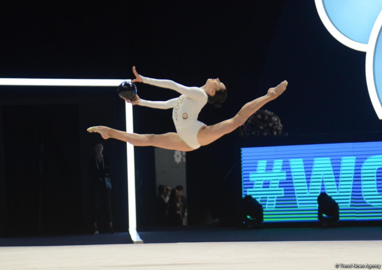 Azerbaijani athlete leading in ball exercises at FIG Rhythmic Gymnastics World Cup in Baku (PHOTO)