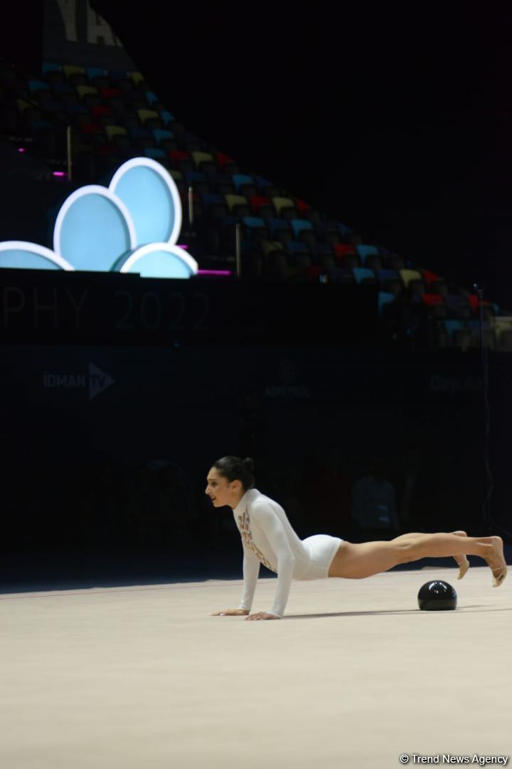 Azerbaijani athlete leading in ball exercises at FIG Rhythmic Gymnastics World Cup in Baku (PHOTO)