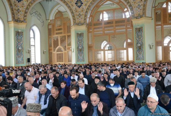 Ramadan holiday prayer carried out at Azerbaijani mosques (PHOTO)