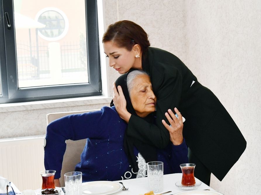 First Vice-President Mehriban Aliyeva has sincere conversation with mother of martyr Mahir Mammadov (PHOTO)