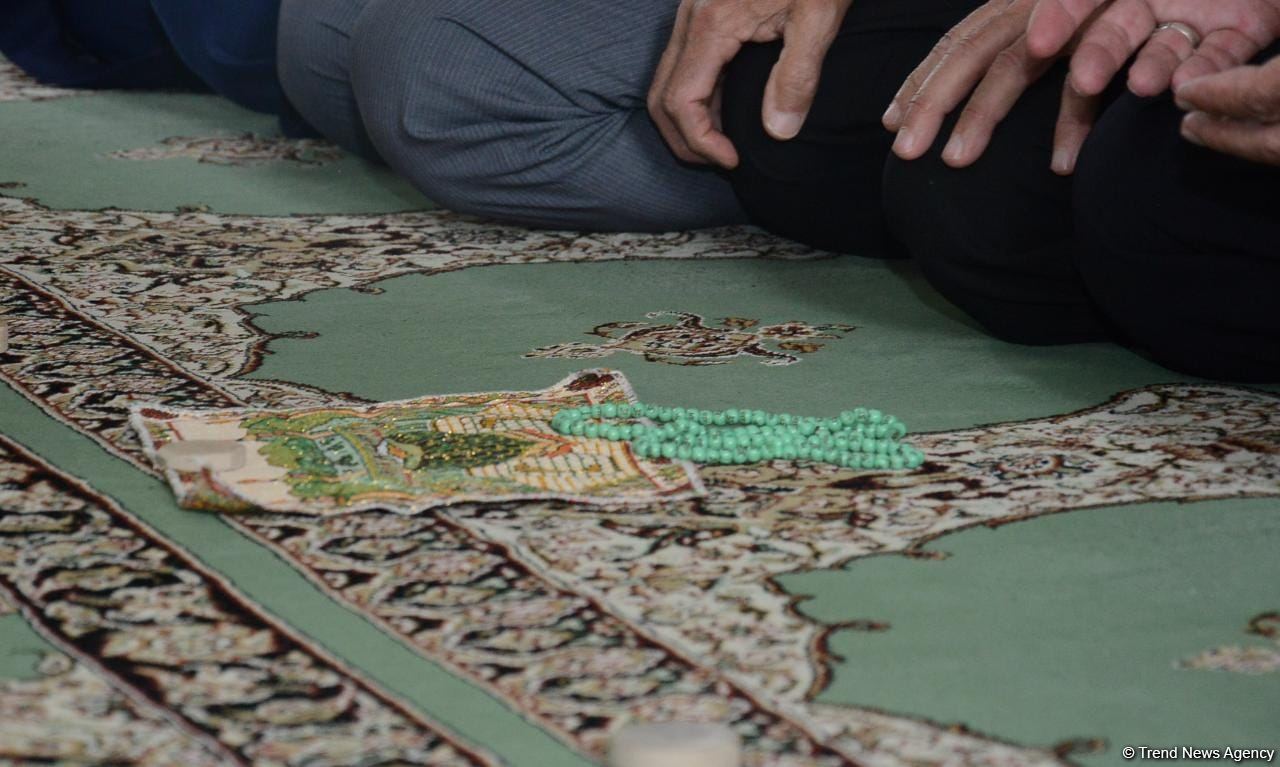 Ramadan holiday prayer carried out at Azerbaijani mosques (PHOTO)