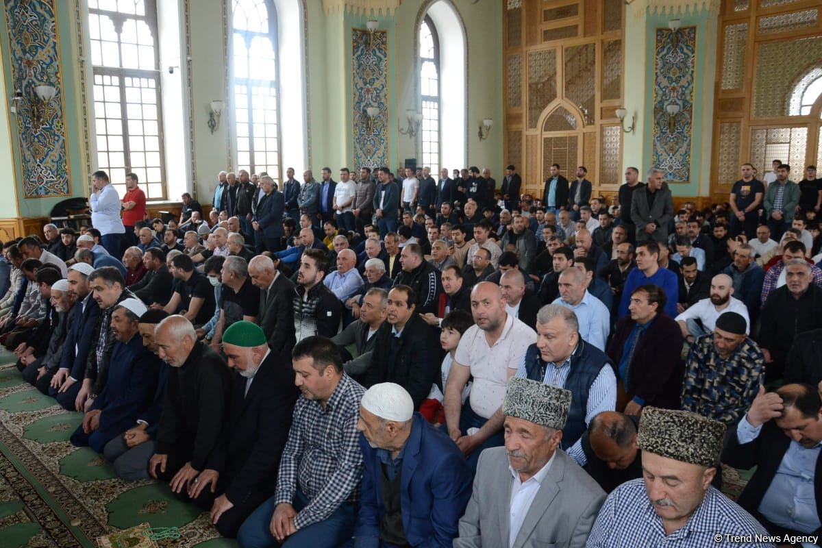 Ramadan holiday prayer carried out at Azerbaijani mosques (PHOTO)