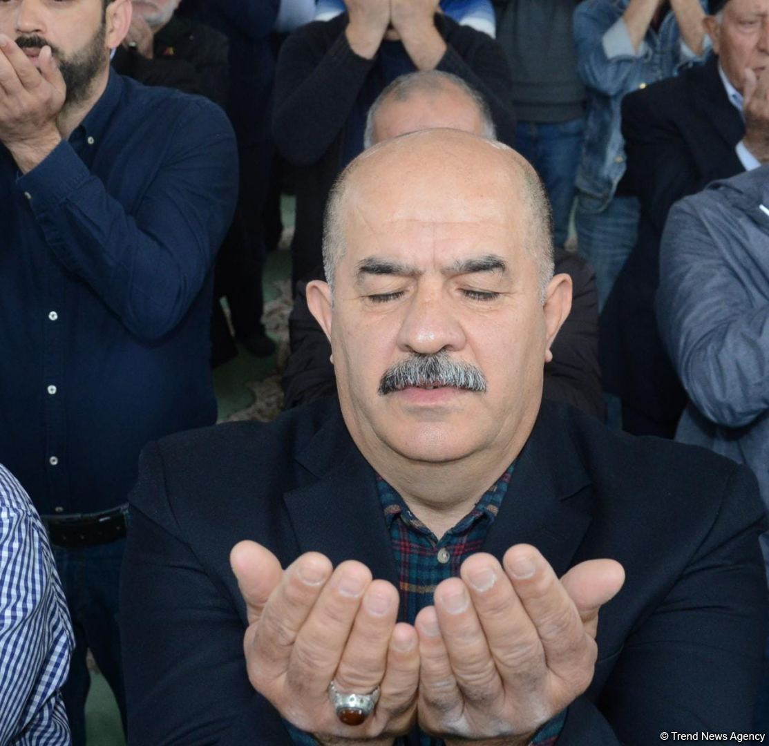 Ramadan holiday prayer carried out at Azerbaijani mosques (PHOTO)