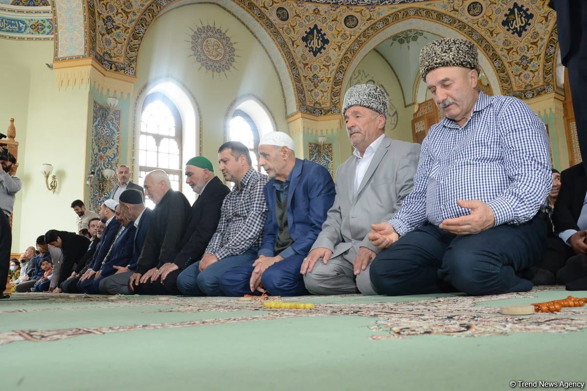 Ramadan holiday prayer carried out at Azerbaijani mosques (PHOTO)