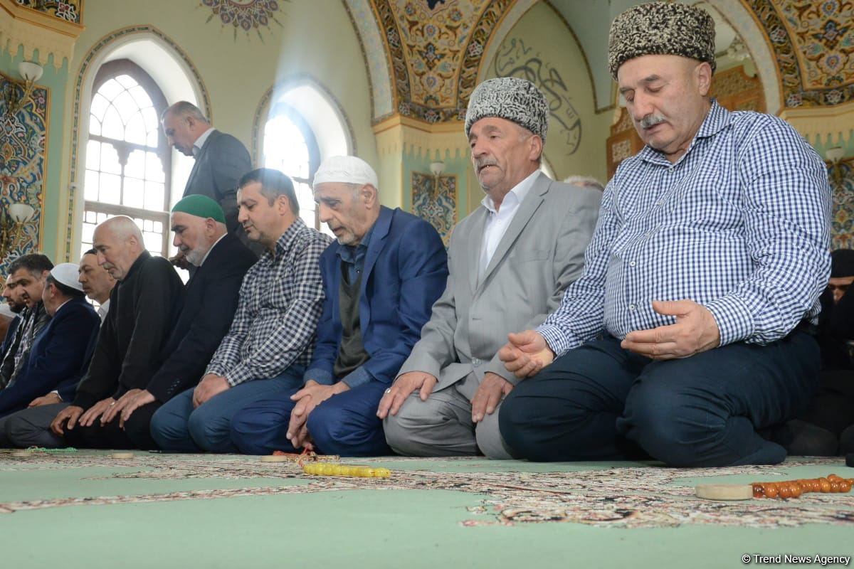 Ramadan holiday prayer carried out at Azerbaijani mosques (PHOTO)