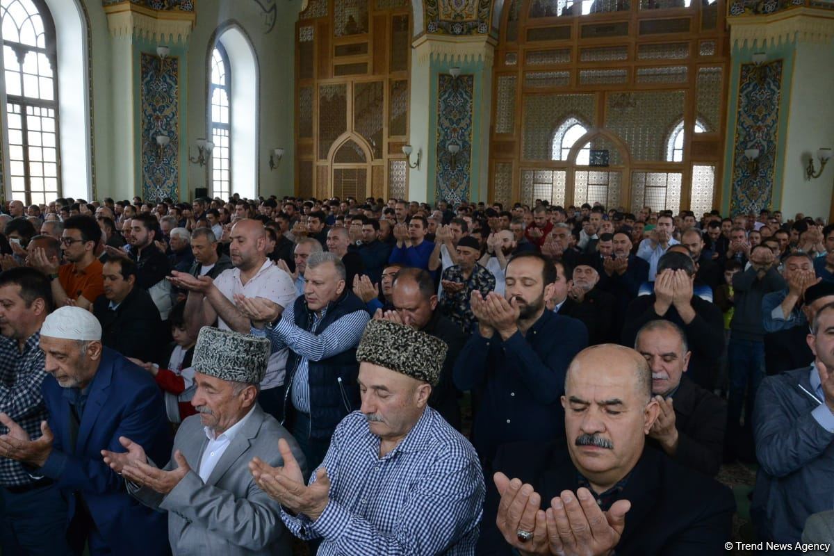 Ramadan holiday prayer carried out at Azerbaijani mosques (PHOTO)