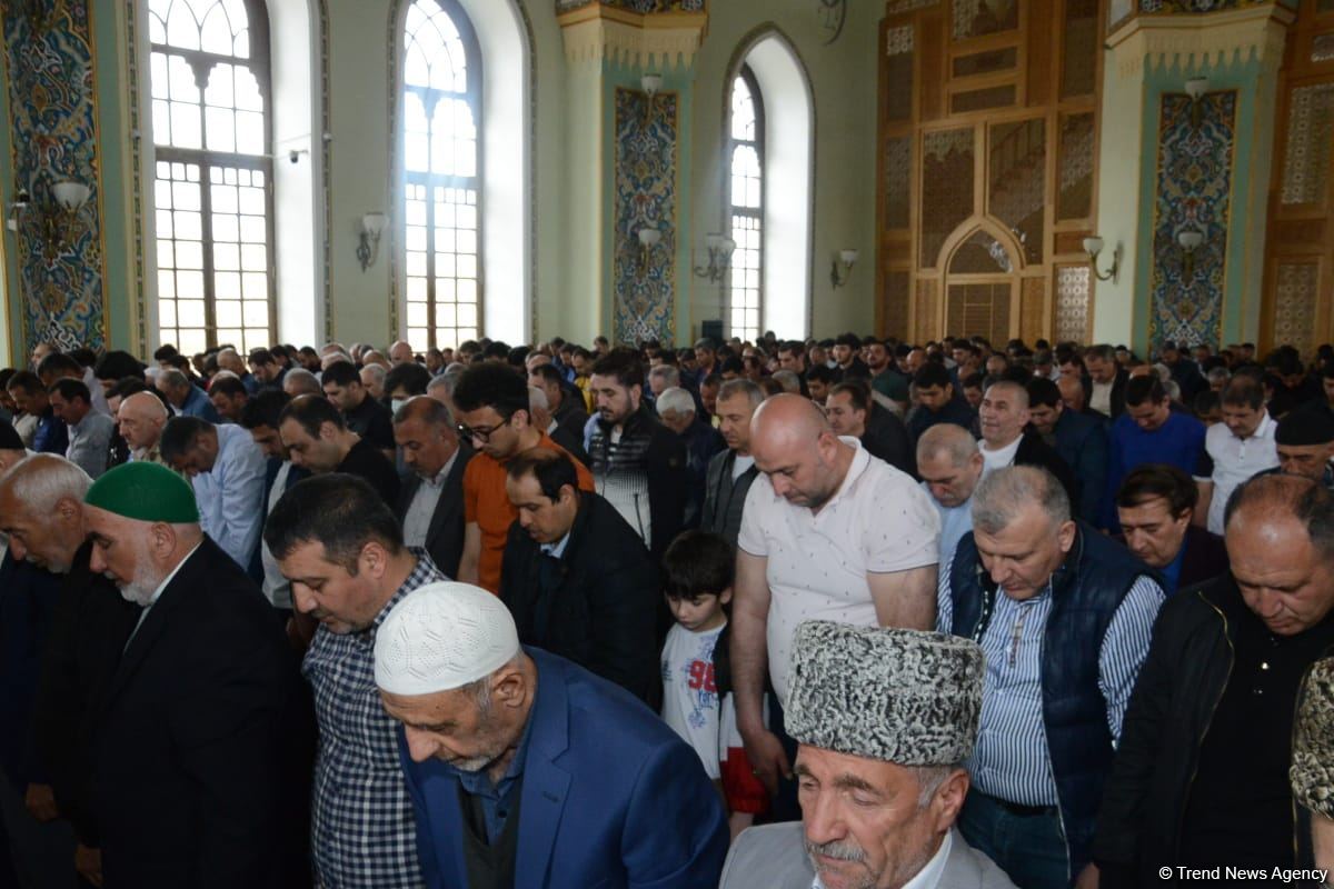 Ramadan holiday prayer carried out at Azerbaijani mosques (PHOTO)