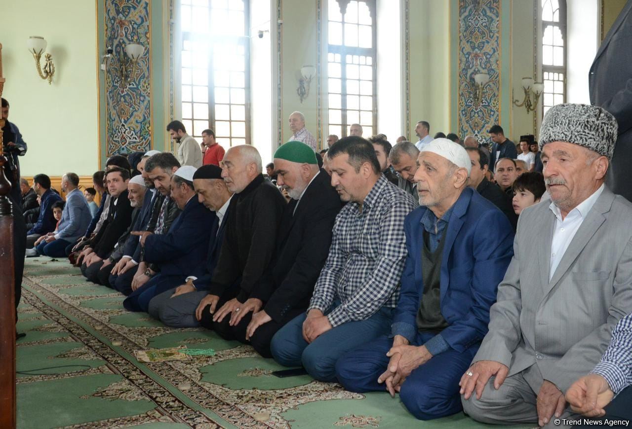 Ramadan holiday prayer carried out at Azerbaijani mosques (PHOTO)