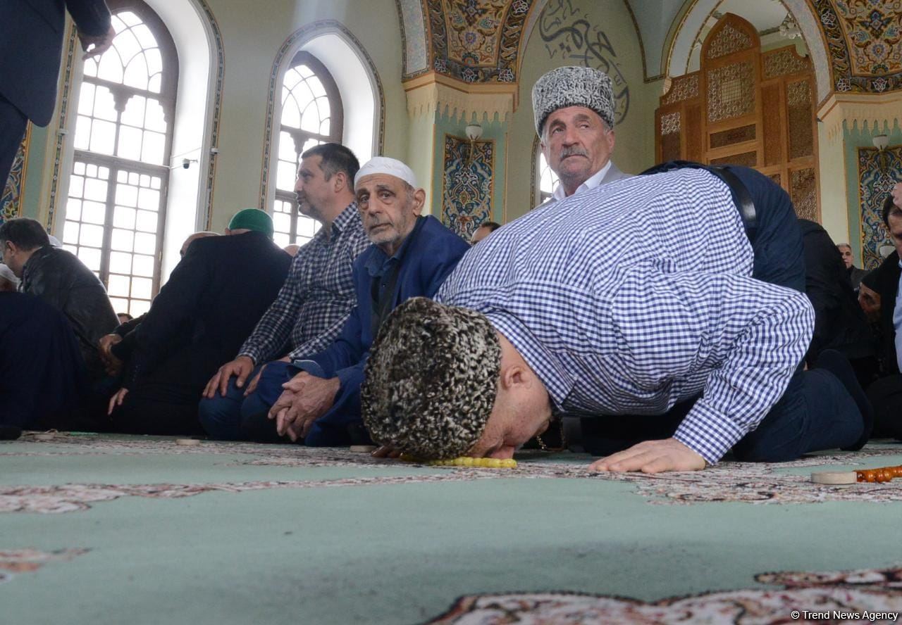 Ramadan holiday prayer carried out at Azerbaijani mosques (PHOTO)