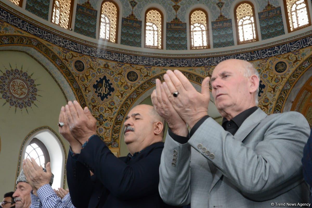 Ramadan holiday prayer carried out at Azerbaijani mosques (PHOTO)