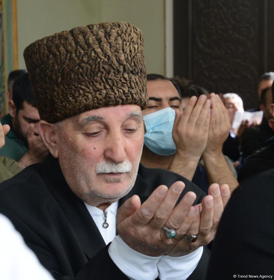 Ramadan holiday prayer carried out at Azerbaijani mosques (PHOTO)