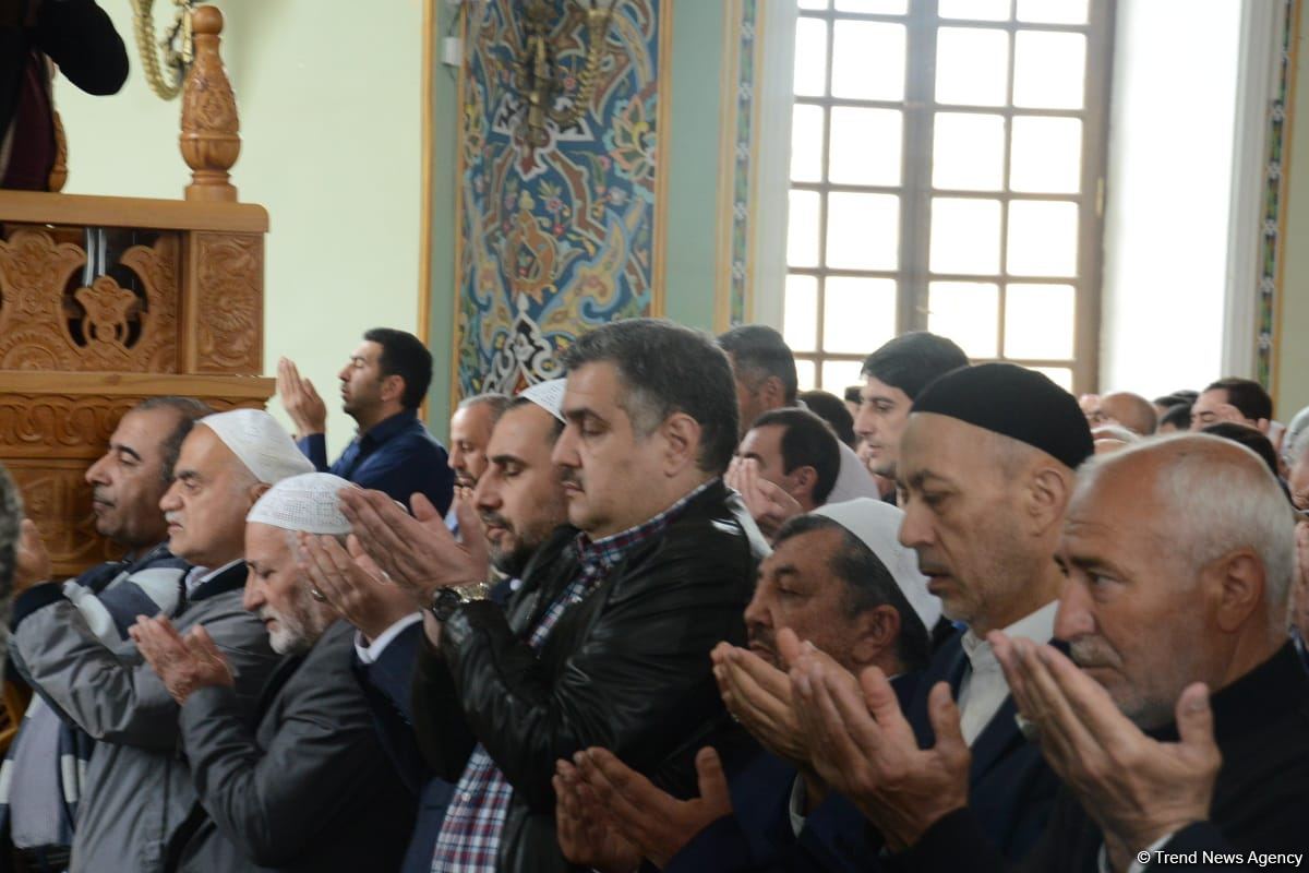 Ramadan holiday prayer carried out at Azerbaijani mosques (PHOTO)