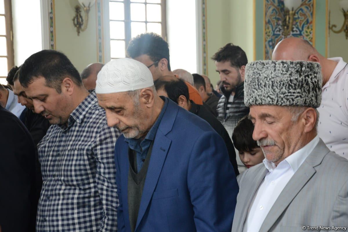Ramadan holiday prayer carried out at Azerbaijani mosques (PHOTO)