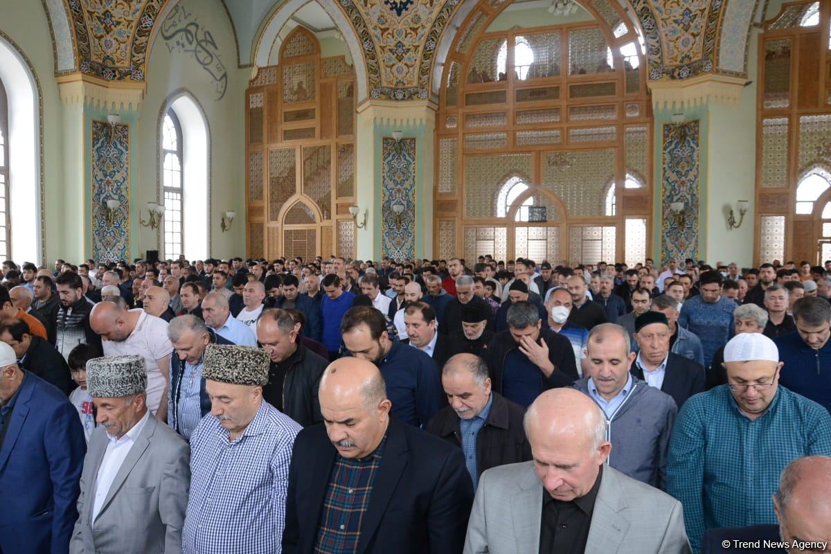 Ramadan holiday prayer carried out at Azerbaijani mosques (PHOTO)