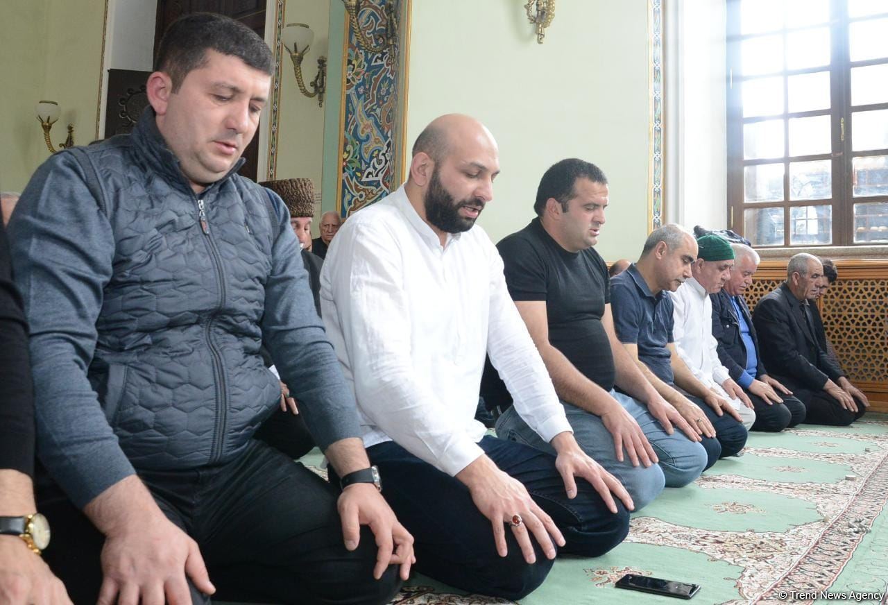 Ramadan holiday prayer carried out at Azerbaijani mosques (PHOTO)
