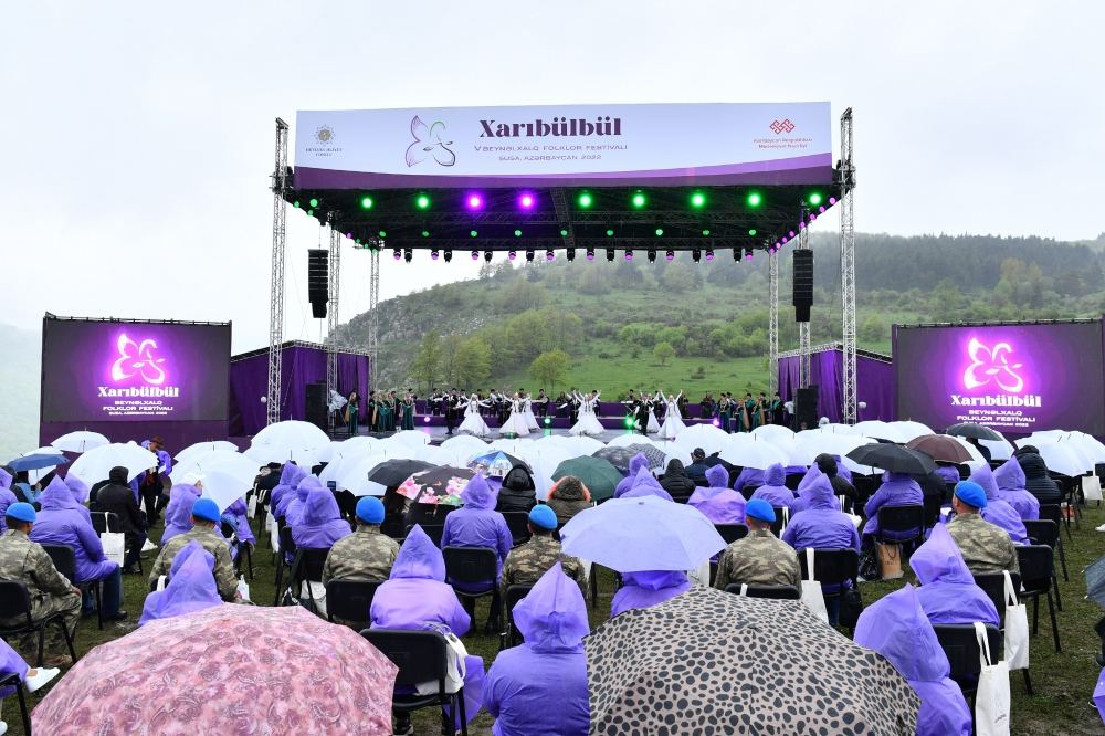 President Ilham Aliyev, First Lady Mehriban Aliyeva attend opening of 5th “Kharibulbul” International Folklore Festival  (PHOTO/VIDEO)