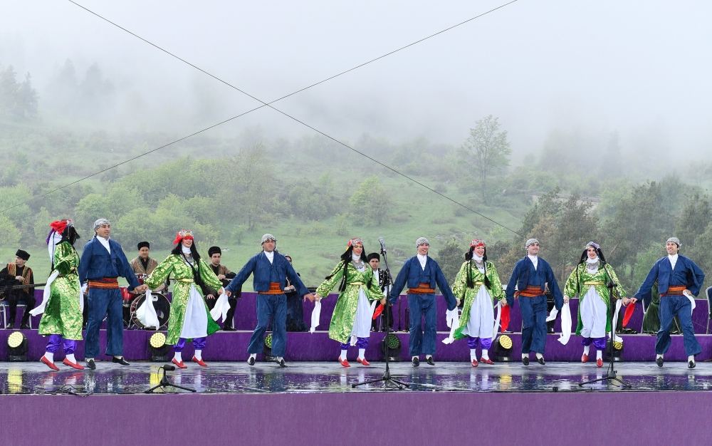 President Ilham Aliyev, First Lady Mehriban Aliyeva attend opening of 5th “Kharibulbul” International Folklore Festival  (PHOTO/VIDEO)