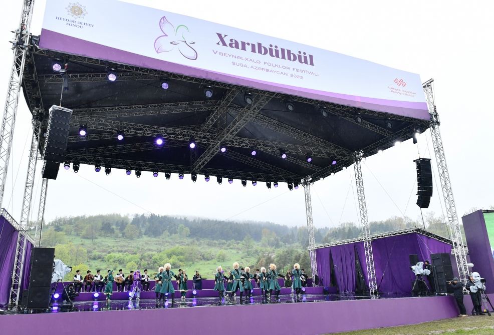 President Ilham Aliyev, First Lady Mehriban Aliyeva attend opening of 5th “Kharibulbul” International Folklore Festival  (PHOTO/VIDEO)