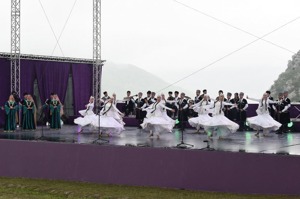 President Ilham Aliyev, First Lady Mehriban Aliyeva attend opening of 5th “Kharibulbul” International Folklore Festival  (PHOTO/VIDEO)